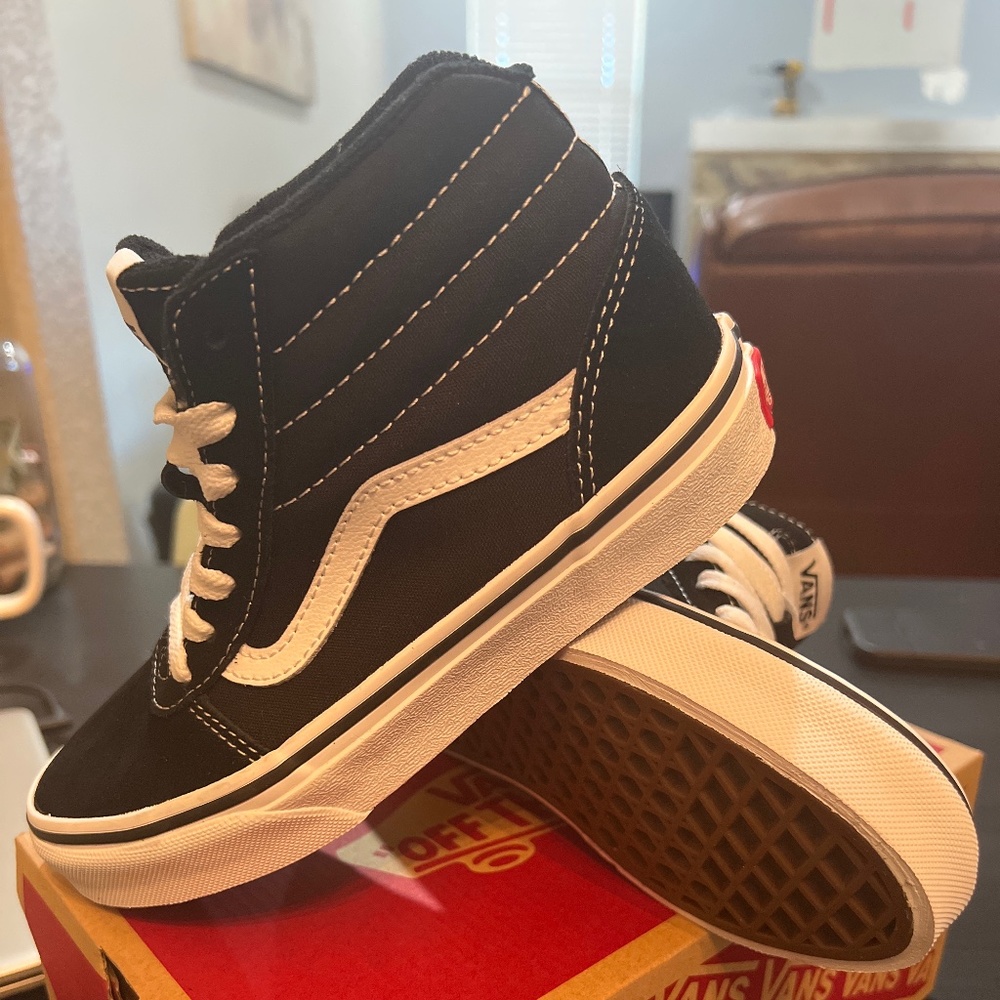 NWT VANS WARD HI TOPS SIZE 2 youth